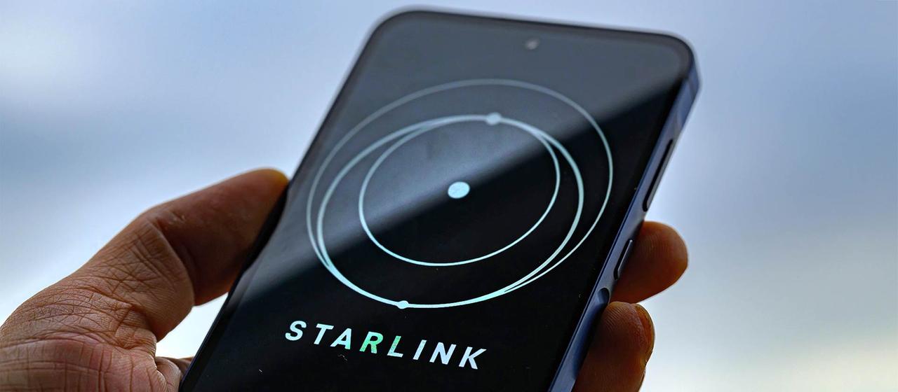 Nahaufnahme der Starlink Homepage auf einem Smartphone.