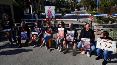 Demonstranten erinnern vor dem Wochenendhaus Netanyahus an die Geiseln im Gazastreifen.