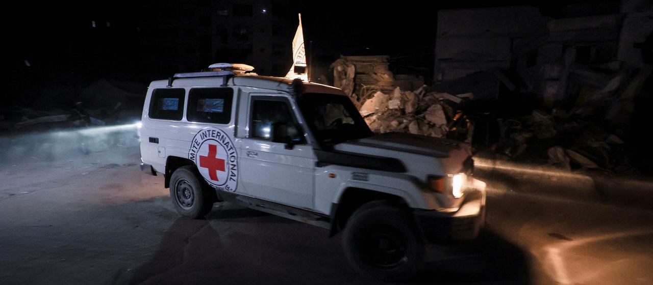 Ein Wagen des IKRK fährt im Gazastreifen