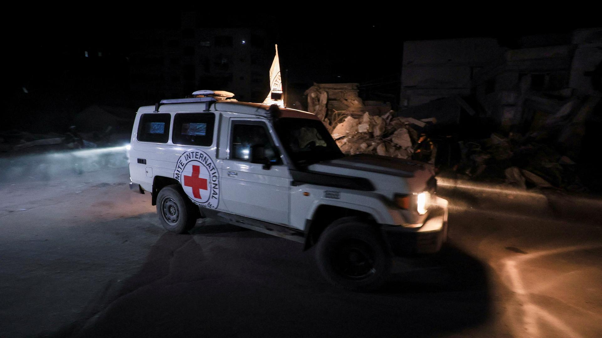 Ein Wagen des IKRK fährt im Gazastreifen | REUTERS