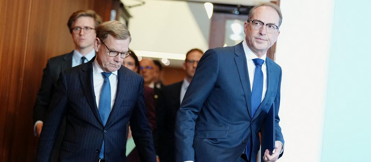 Johann Wadephul und Alexander Dobrindt kommen zur Pressekonferenz