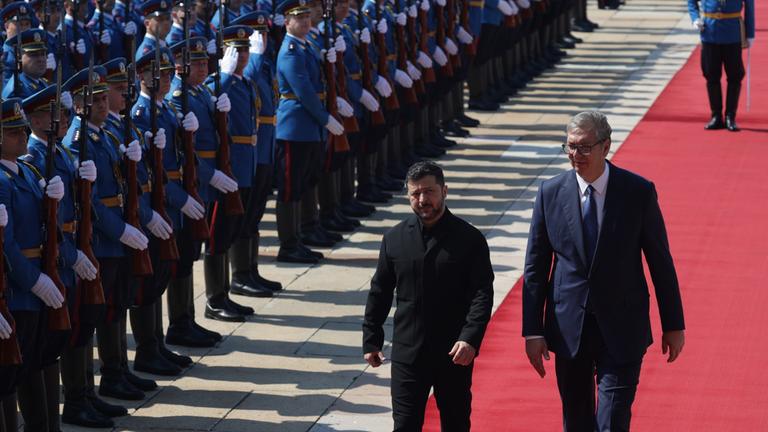Wolodymyr Selenskyj (links) und Aleksandar Vucic in Belgrad, Serbien.