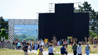 Das zunächst verhüllte und schließlich wegen Antisemitismus-Vorwürfen abgehängte Gemälde "People’s Justice" (2002).