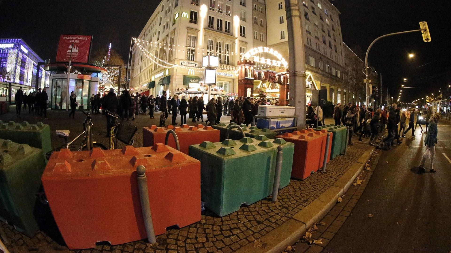 Betonbloecke stehen am Eingang zum Weihnachtsmarkt zur Absicherung. | imago/Christian Schroedter