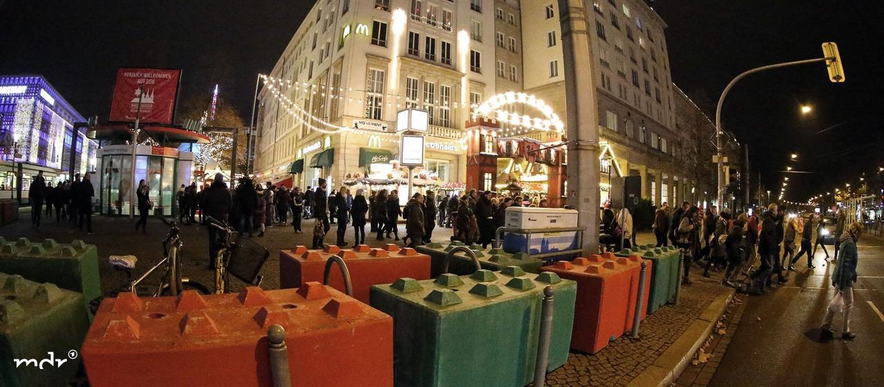 Betonbloecke stehen am Eingang zum Weihnachtsmarkt zur Absicherung.