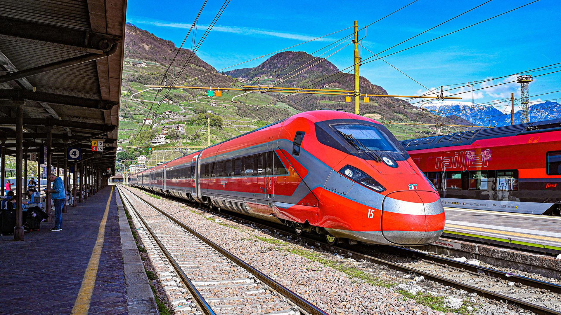 Der italienische Hochgeschwindigkeitszug Frecciarossa ist in Bozen zu sehen. | Deutsche Bahn AG