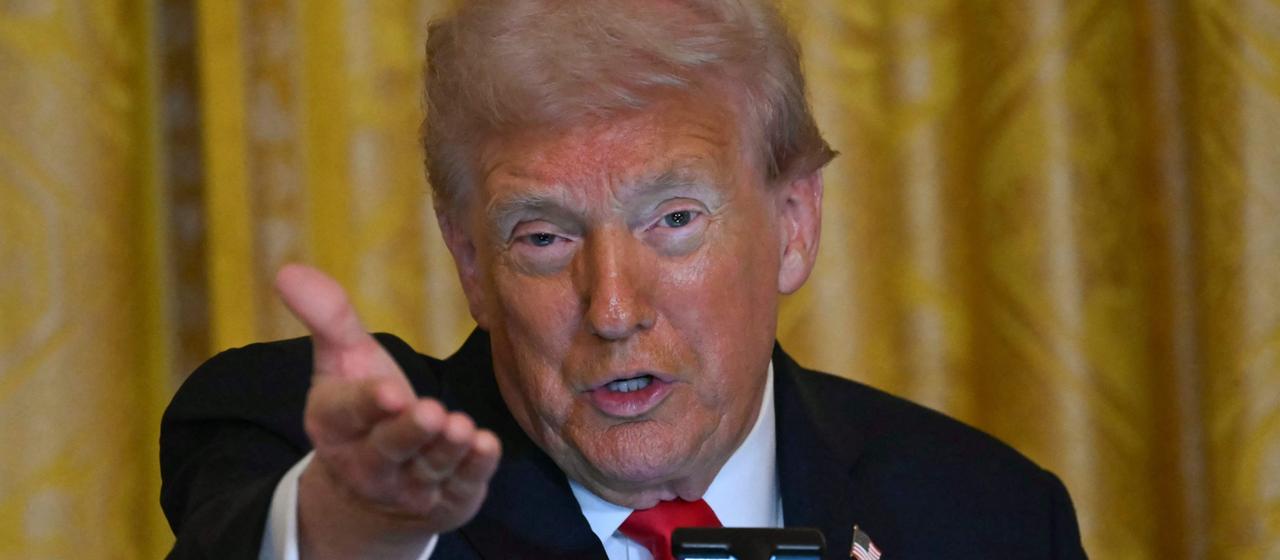 Donald Trump gestikuliert während einer Rede.
