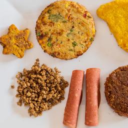 Verschiedene vegane und vegetarische Fleischersatzprodukte liegen auf einem Teller.