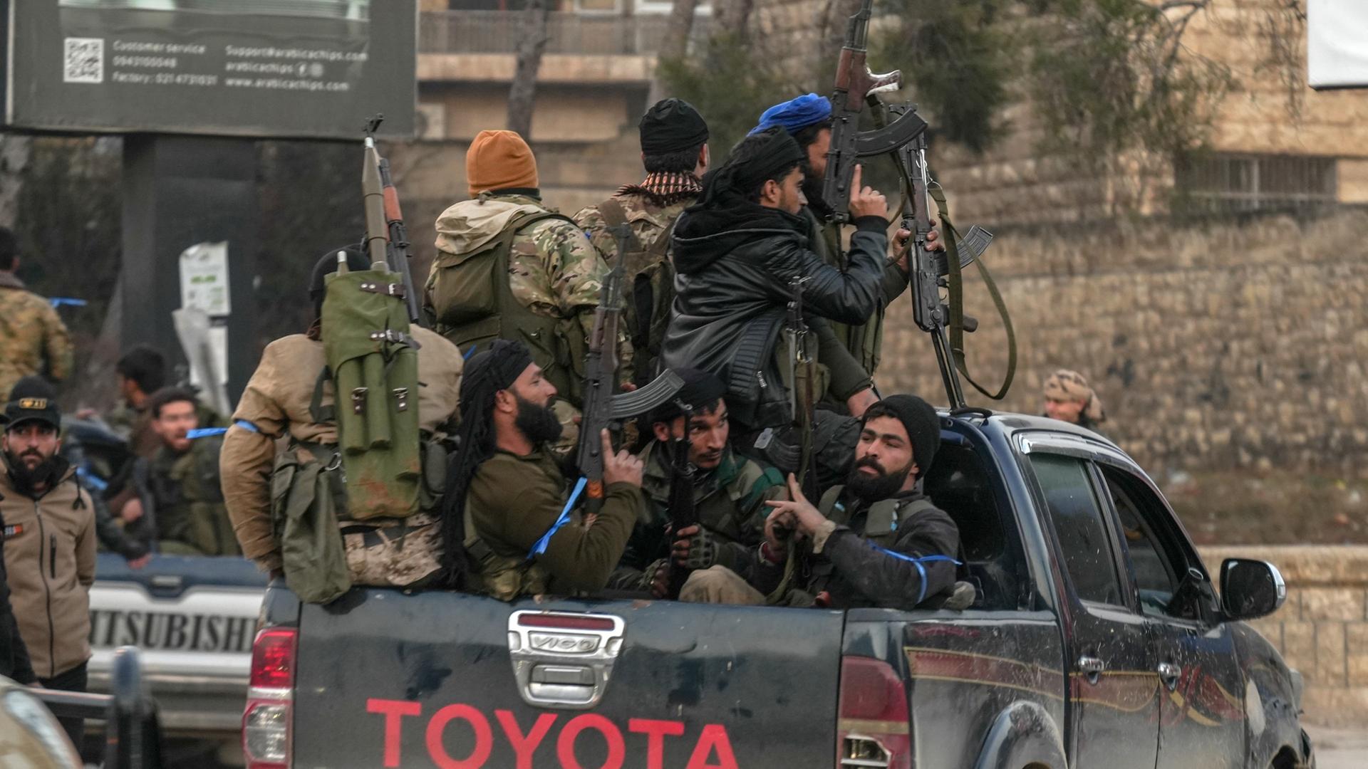 Sicherheitskräfte werden in den Straßen von Aleppo im Norden Syriens eingesetzt.  | EPA