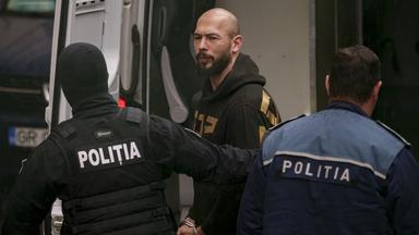 Andrew Tate wird von der Polizei in Bukarest festgenommen.