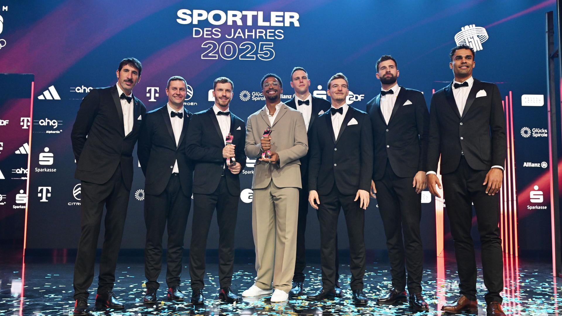 PreistrÃ¤ger Neugebauer mit einigen DBB-Basketballern bei der Gala | dpa