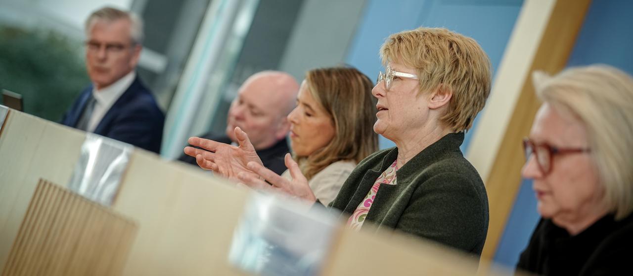 Martin Werding, Achim Truger, Ulrike Malmendier, Veronika Grimm und Monika Schnitzer bei der Vorstellung des Frühjahrsgutachten des Sachverständigenrates Wirtschaft.