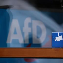 Das Logo der AfD ist hinter einem Fenster zu sehen.
