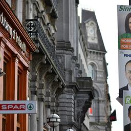 Wahlplakate in einer Straße.