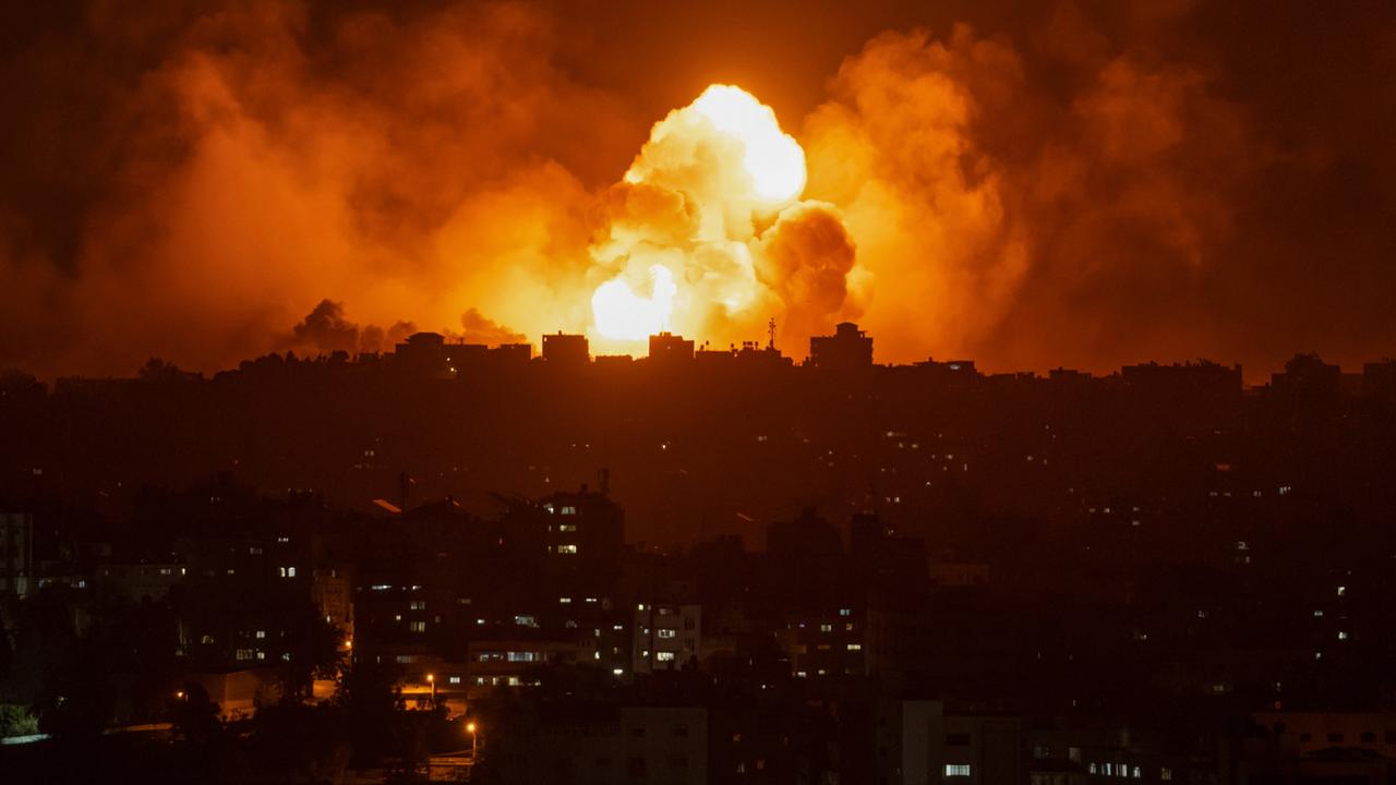 Focul și fumul se ridică pe cerul nopții după un atac aerian israelian asupra orașului Gaza dpa