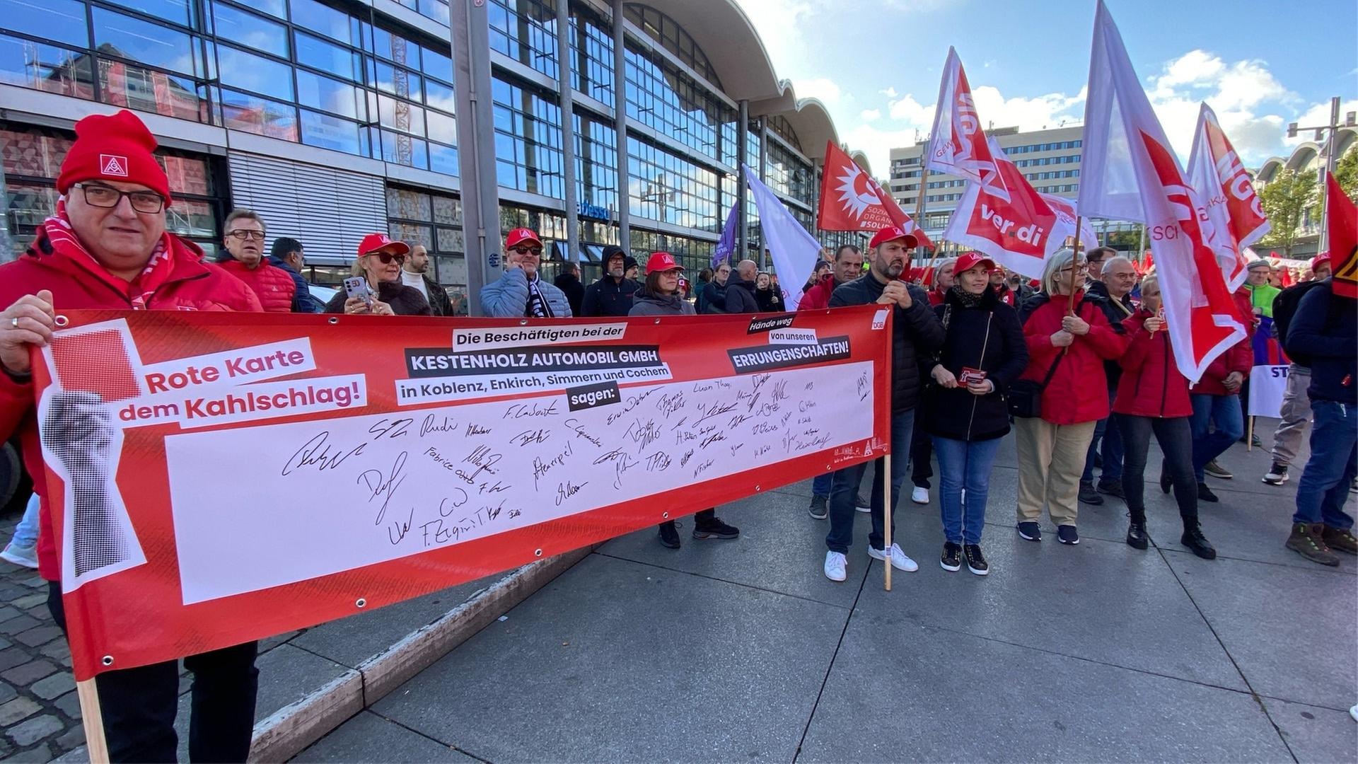 Rote Karte für den geplanten Sozialabbau von den Teilnehmern einer Demo in Koblenz. | SWR, Alexandra Daub