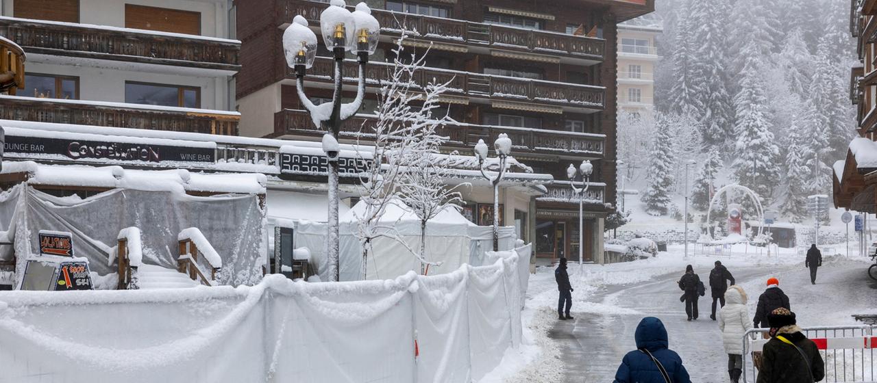 Die Bar Le Constellation im Schweizer Crans-Montana nach dem Brand