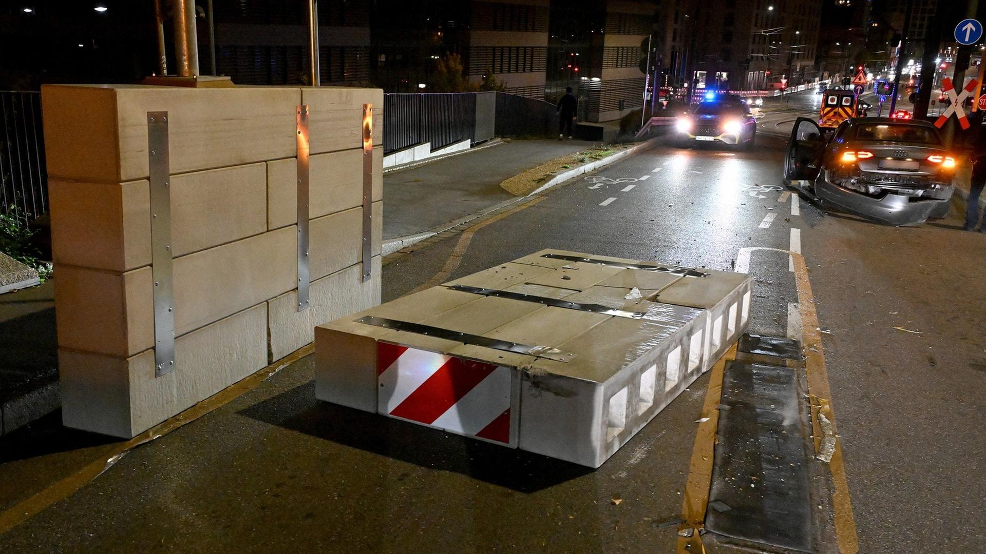 Auf der Ulmer Neutorbrücke hat ein Auto am Freitagabend eine Betonwand umgefahren. Ein Mitfahrer wurde verletzt. | Thomas Heckmann