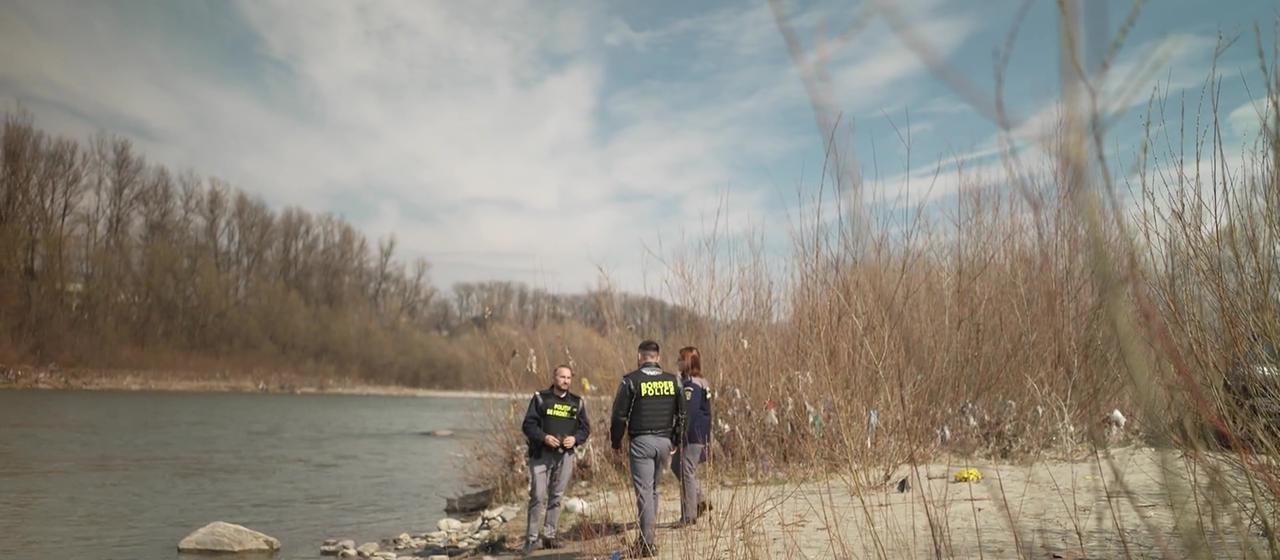 Rumänische Grenzpolizei am Grenzfluss Theiß