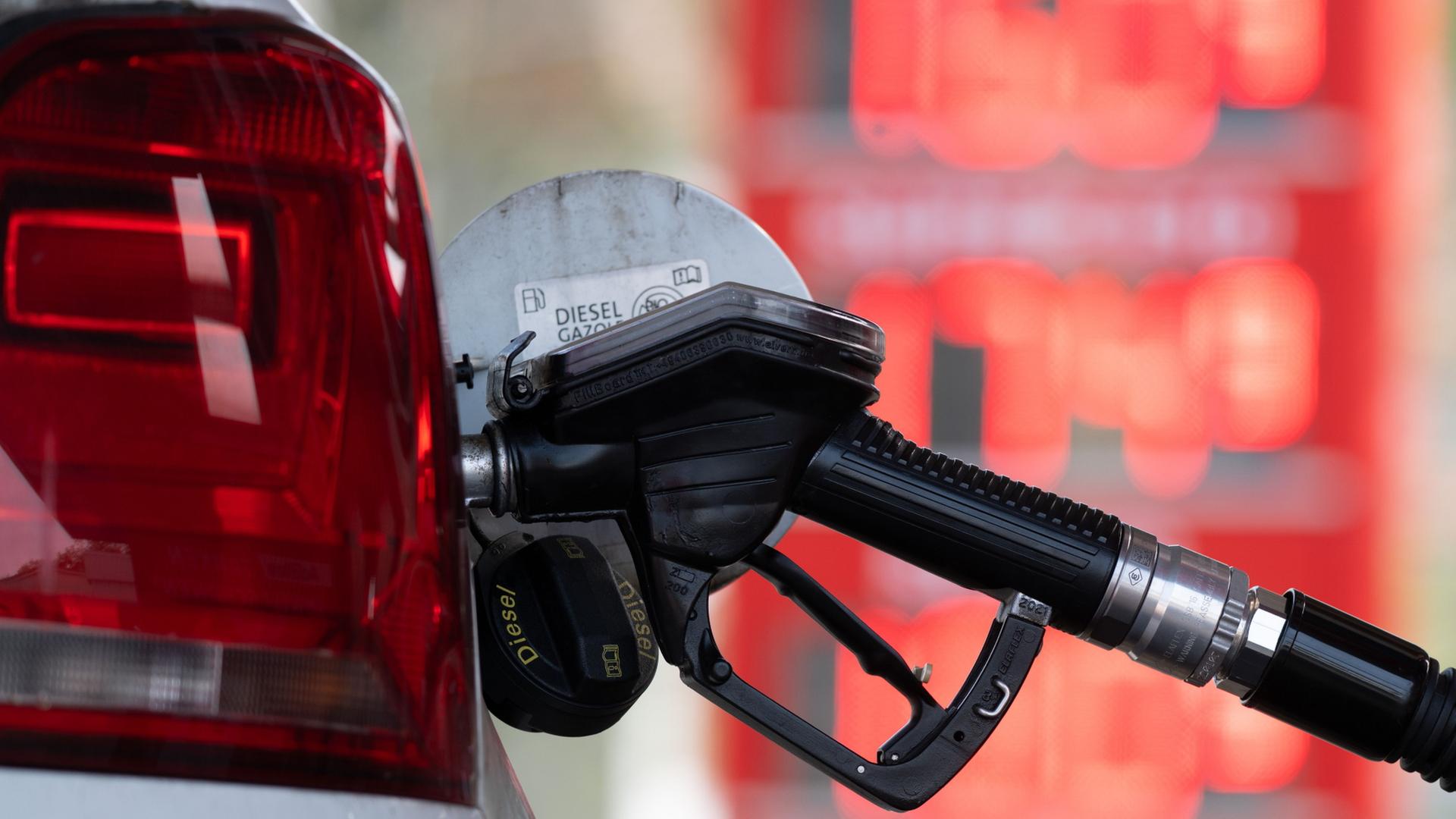 Ein Zapfhahn fÃ¼r Diesel steckt in einem Auto. | Sebastian Kahnert/dpa