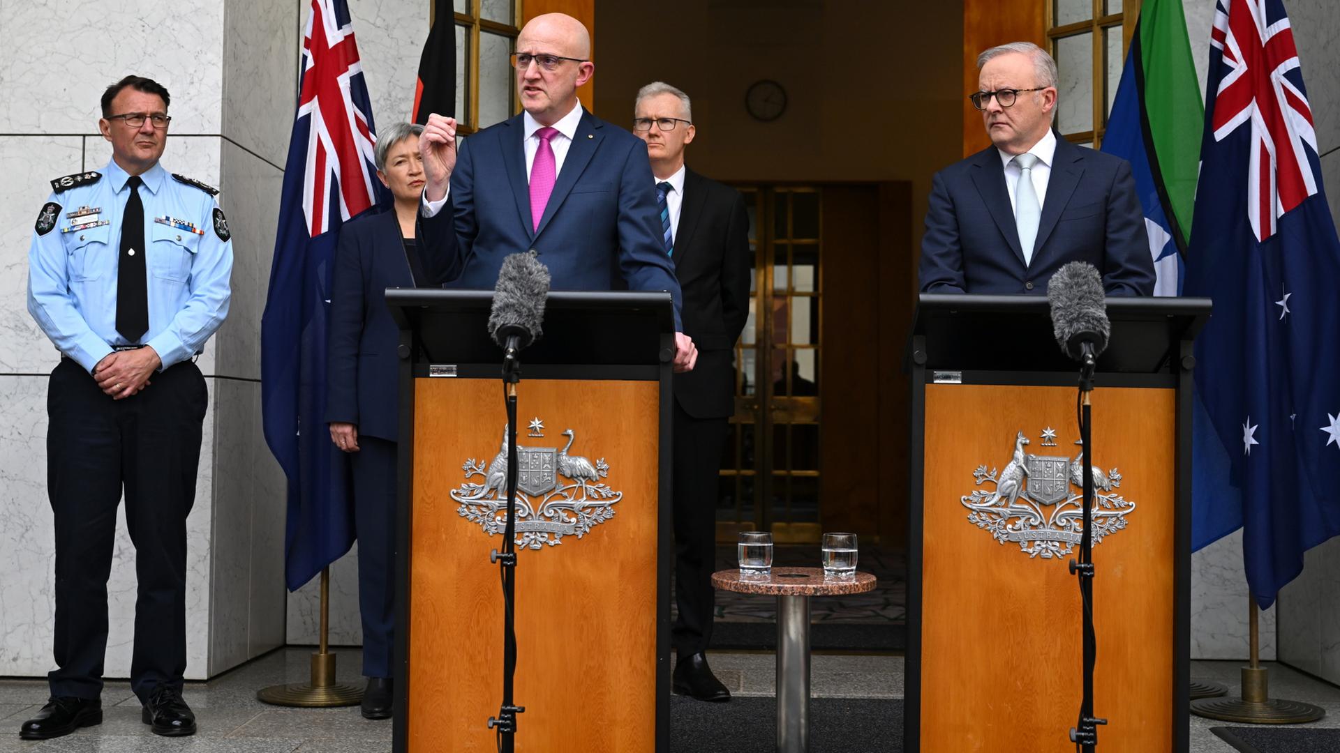 Anthony Albanese (rechts) und Mike Burgess geben eine Pressekonferenz. | EPA