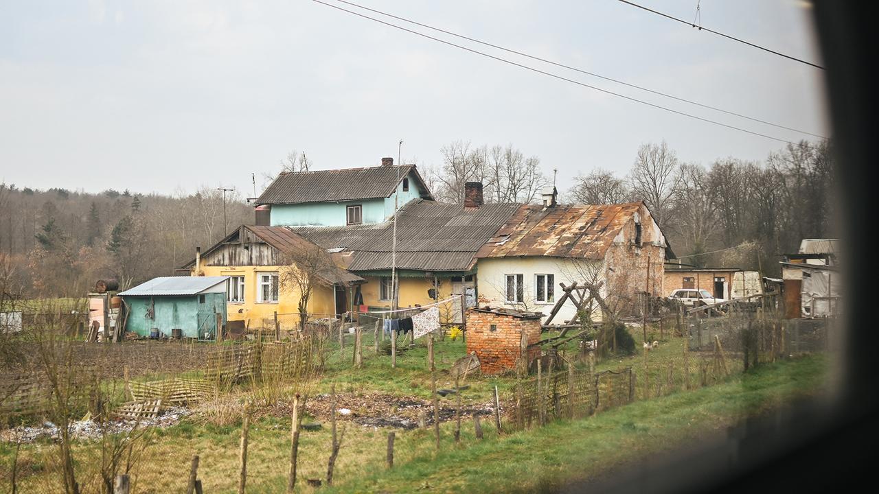 Häuser sind in der Westukraine auf dem Land zu sehen. | picture alliance / ZUMAPRESS.com
