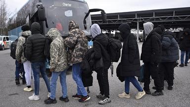 Asylbewerber besteigen am Grenzübergang Nuijamaa in Lappeenranta, Finnland, einen Bus, der zum Aufnahmezentrum Joutseno an der Grenze zwischen Russland und Finnland fährt.