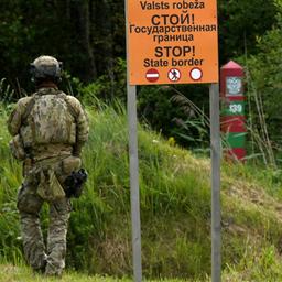 Ein Soldat an der Grenze zwischen Lettland und Russland