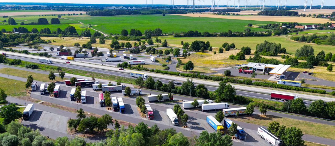 Lkw stehen auf einem Rastplatz (Archivbild: Juli 2026)