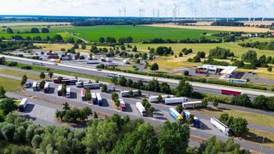Lkw stehen auf einem Rastplatz (Archivbild: Juli 2026)