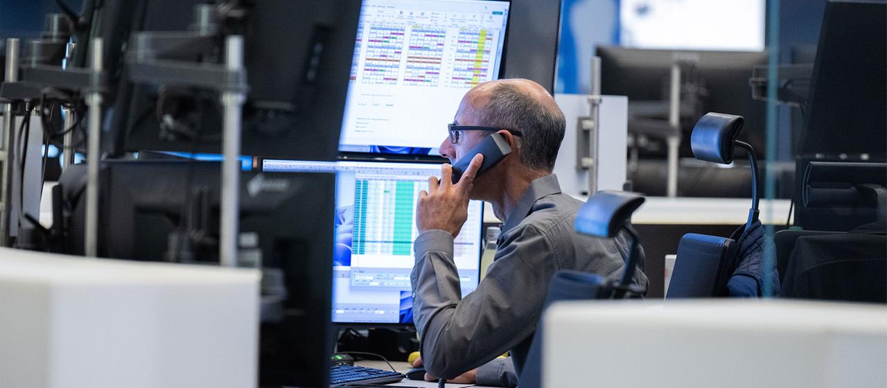 Händler an der Frankfurter Börse. | picture alliance/dpa Händler an der Frankfurter Börse.