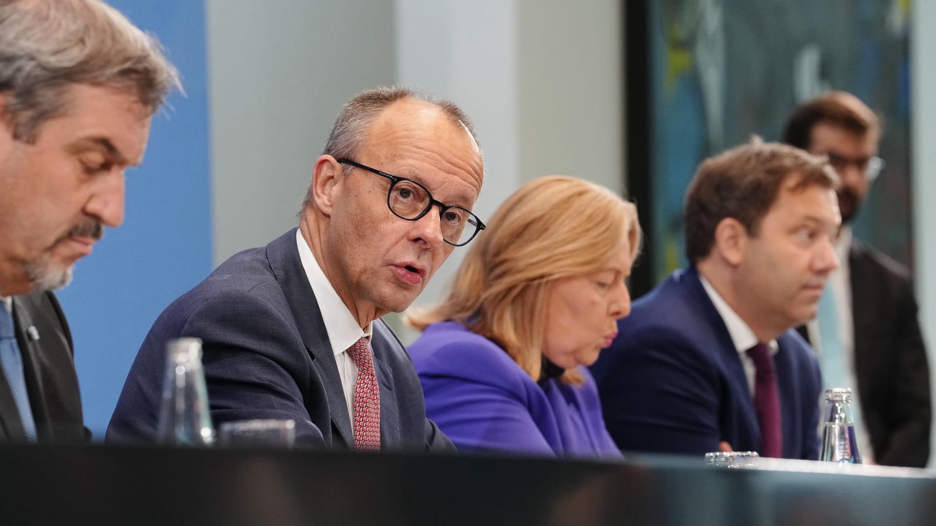 Markus Söder, Friedrich Merz, Bärbel Bas und Lars Klingbeil sitzen nebeneinander an einem Tisch. | dpa