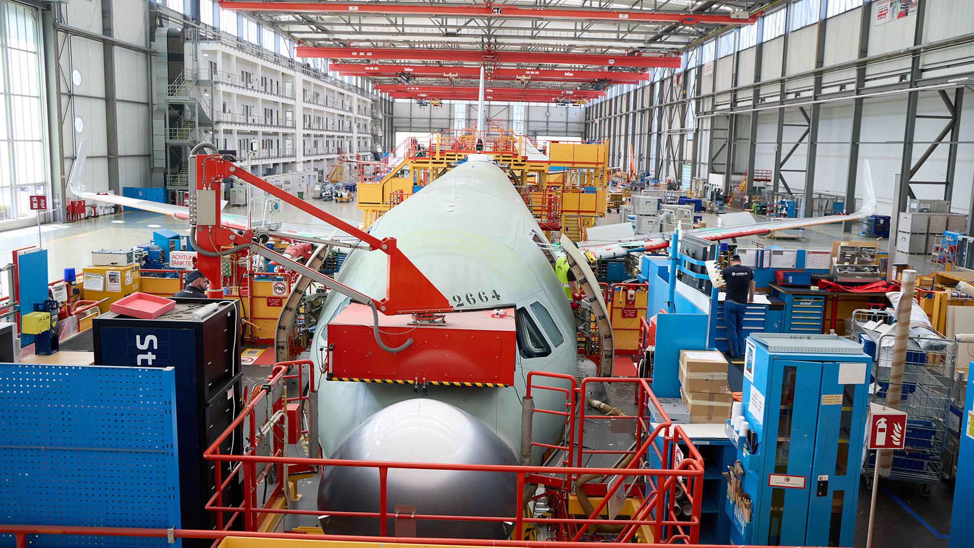 Ein Airbus A321 steht in der Endmontagehalle der A320-Familie bei Airbus in Hamburg. | picture alliance/dpa