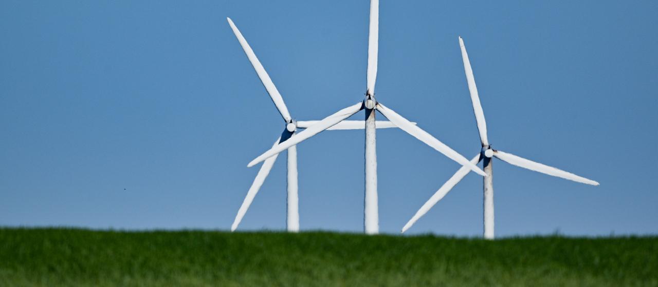 Windräder hinter einem Hügel | picture alliance/dpa Windräder hinter einem Hügel