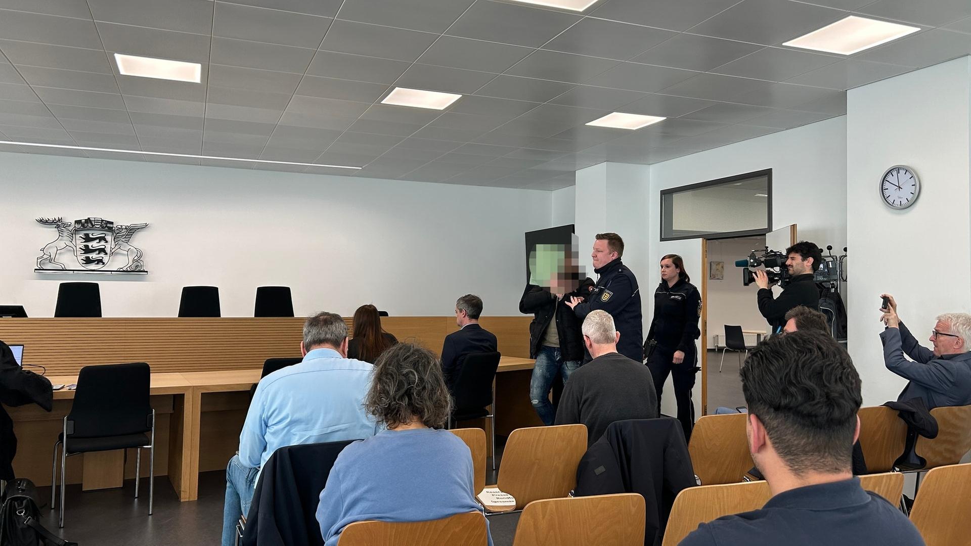 Das Verwaltungsgericht Stuttgart entscheidet Ã¼ber die MÃ¶gliche Abschiebung des sogenannten Wollhaus-Rasers. Der heute 24-JÃ¤hrige wurde unter anderem wegen Mordes verurteilt. | SWR, Luisa Funk