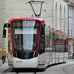 Straßenbahnen fahren durch die Innenstadt von Erfurt