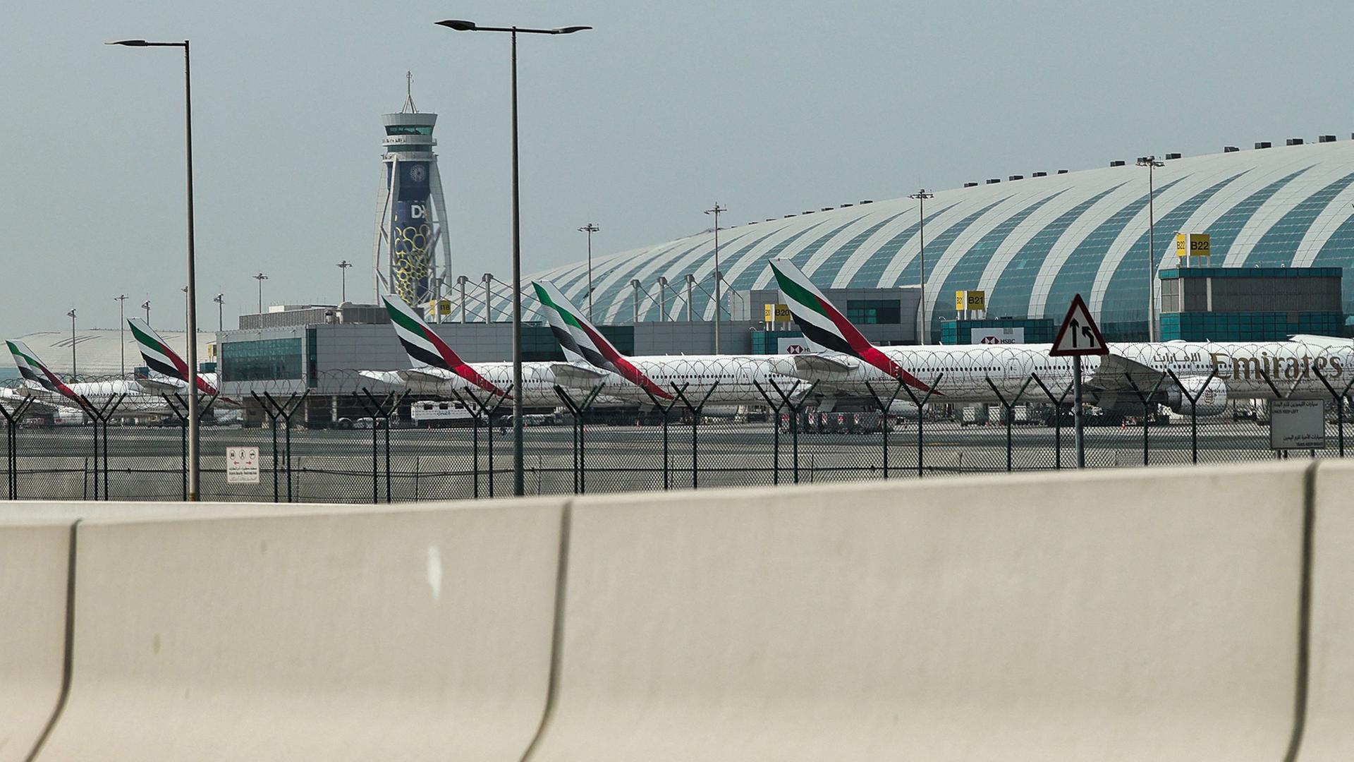 Flugzeuge der Fluggesellschaft Emirates stehen auf dem Rollfeld des Dubai International Airport in Dubai. | AFP