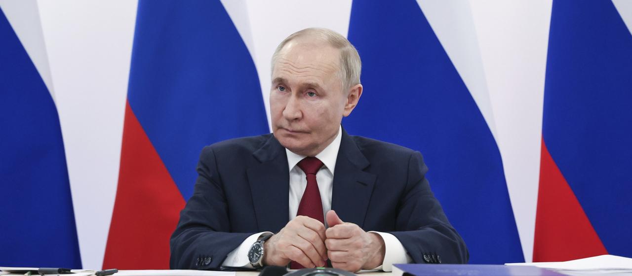 Putin vor Russland-Flaggen