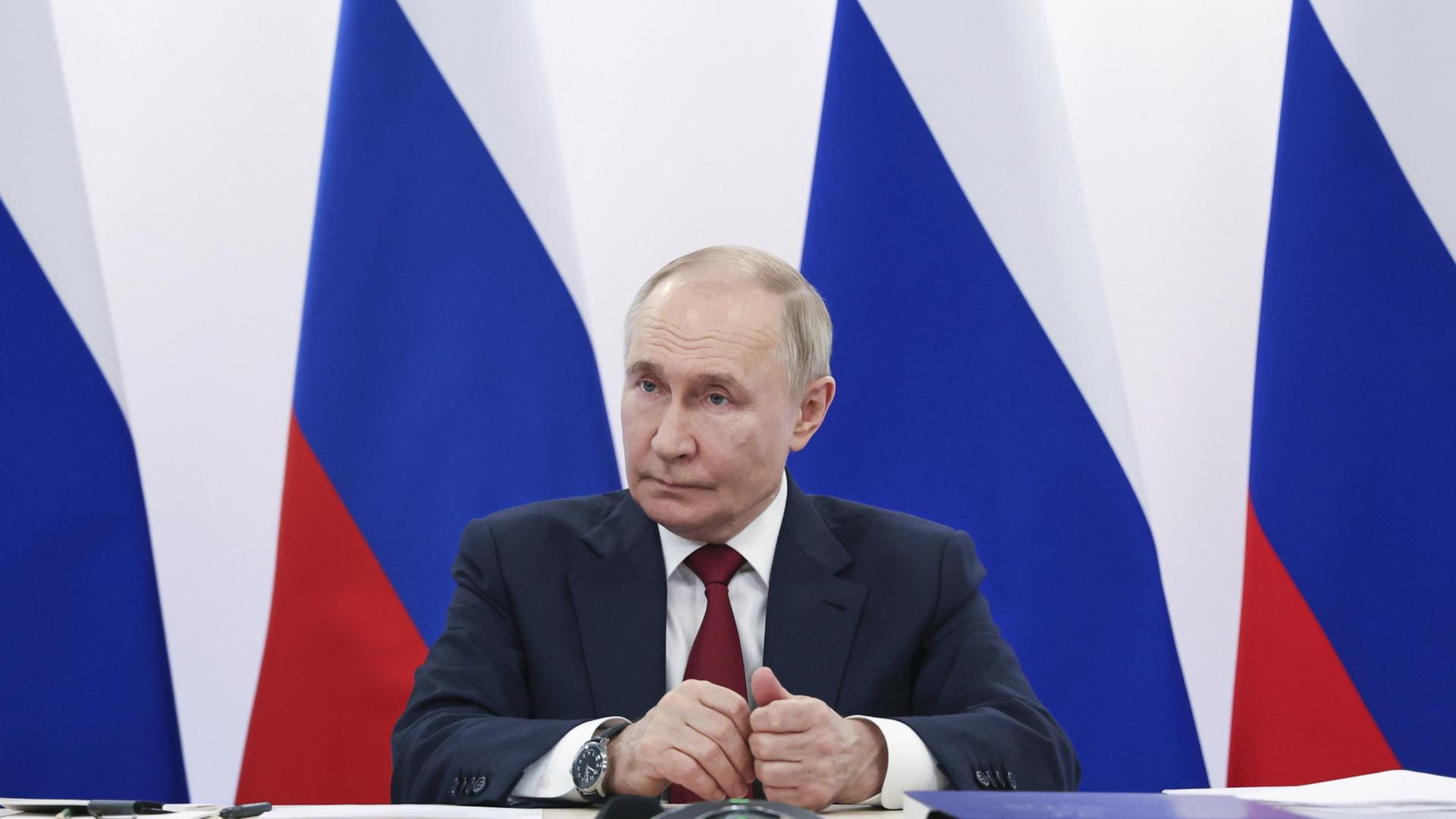 Putin vor Russland-Flaggen | AP