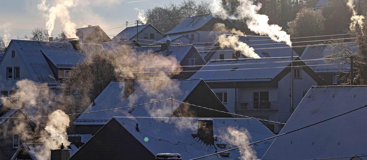Qualm aus Schornsteinen an einem Wintermorgen im Siegerland.