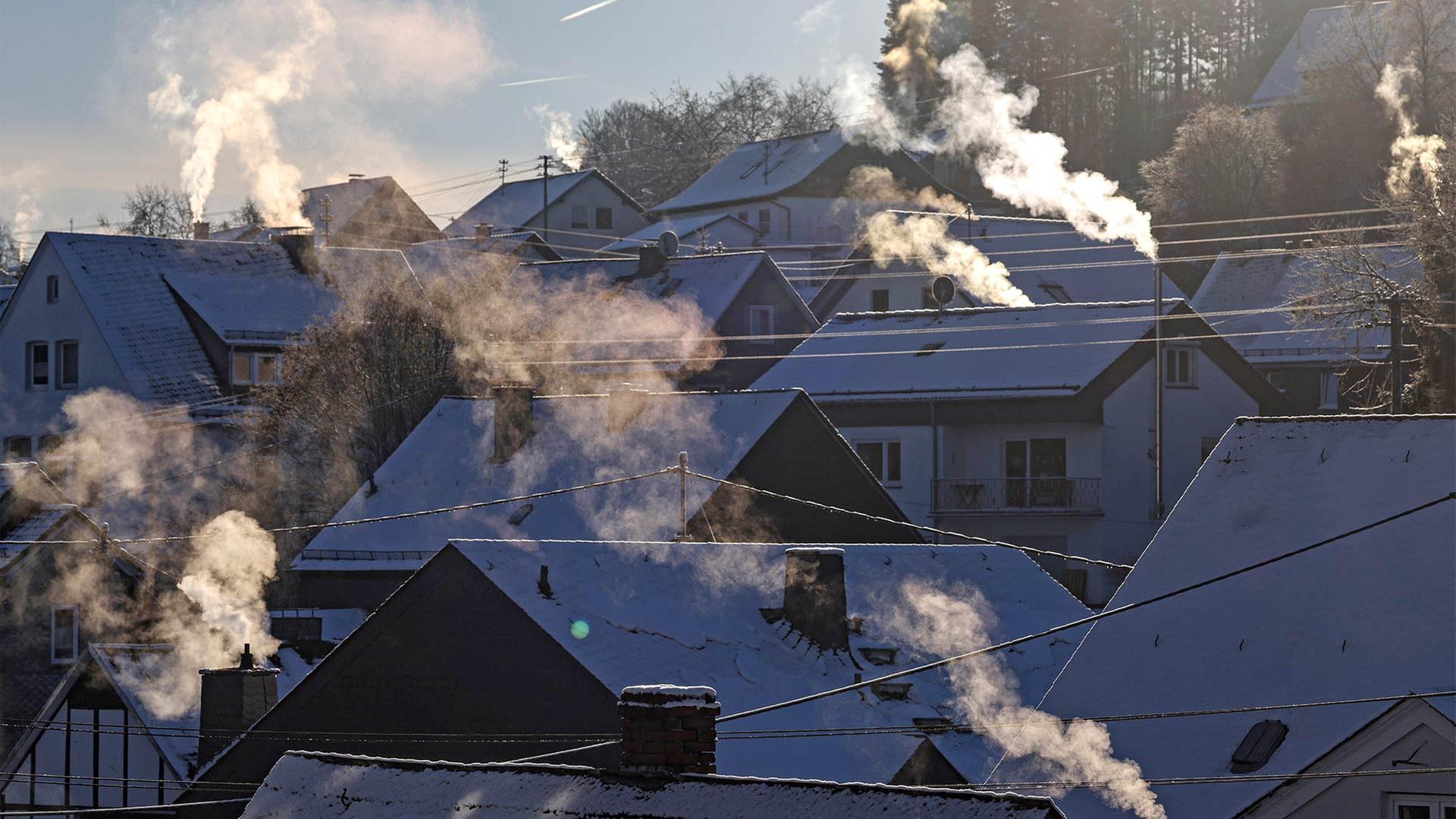 Qualm aus Schornsteinen an einem Wintermorgen im Siegerland. | picture alliance / Rene Traut Fo
