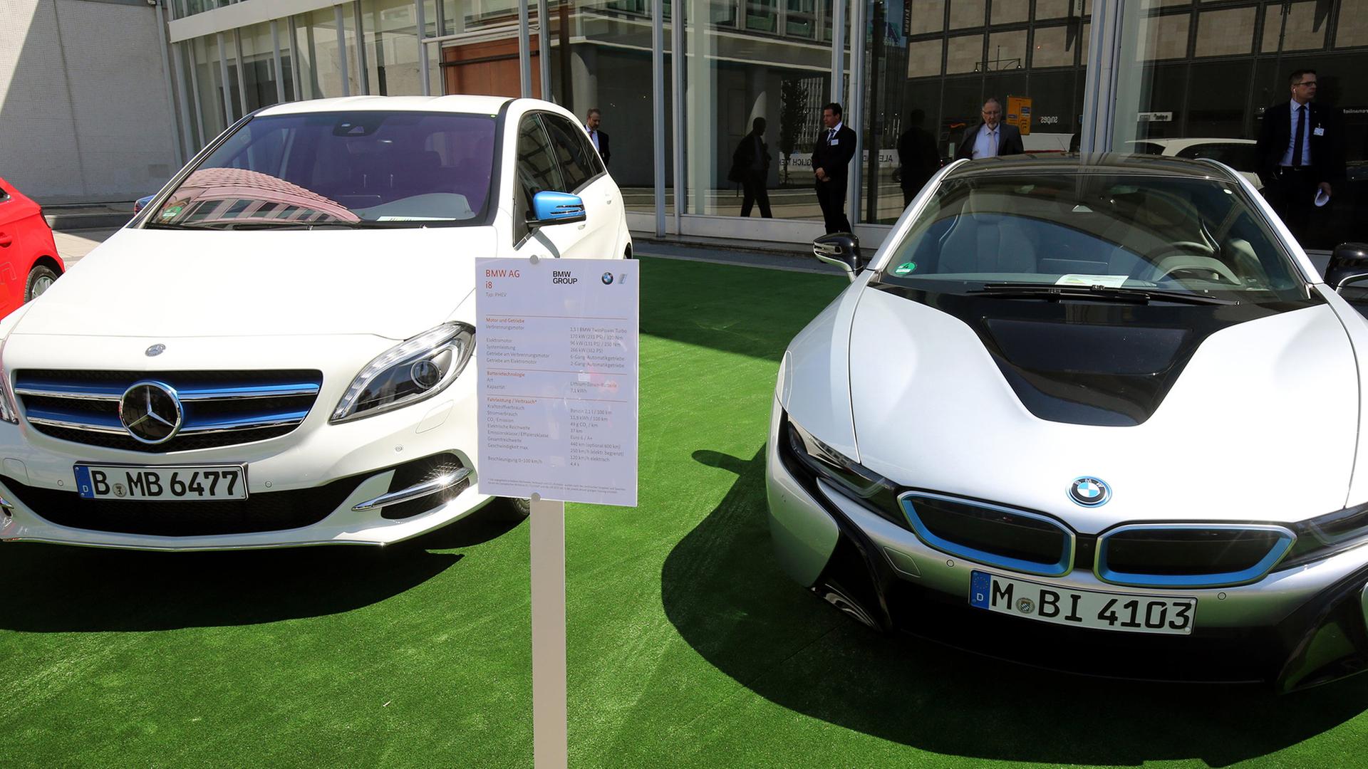 Ein Mercedes und ein BMW PKW | dpa