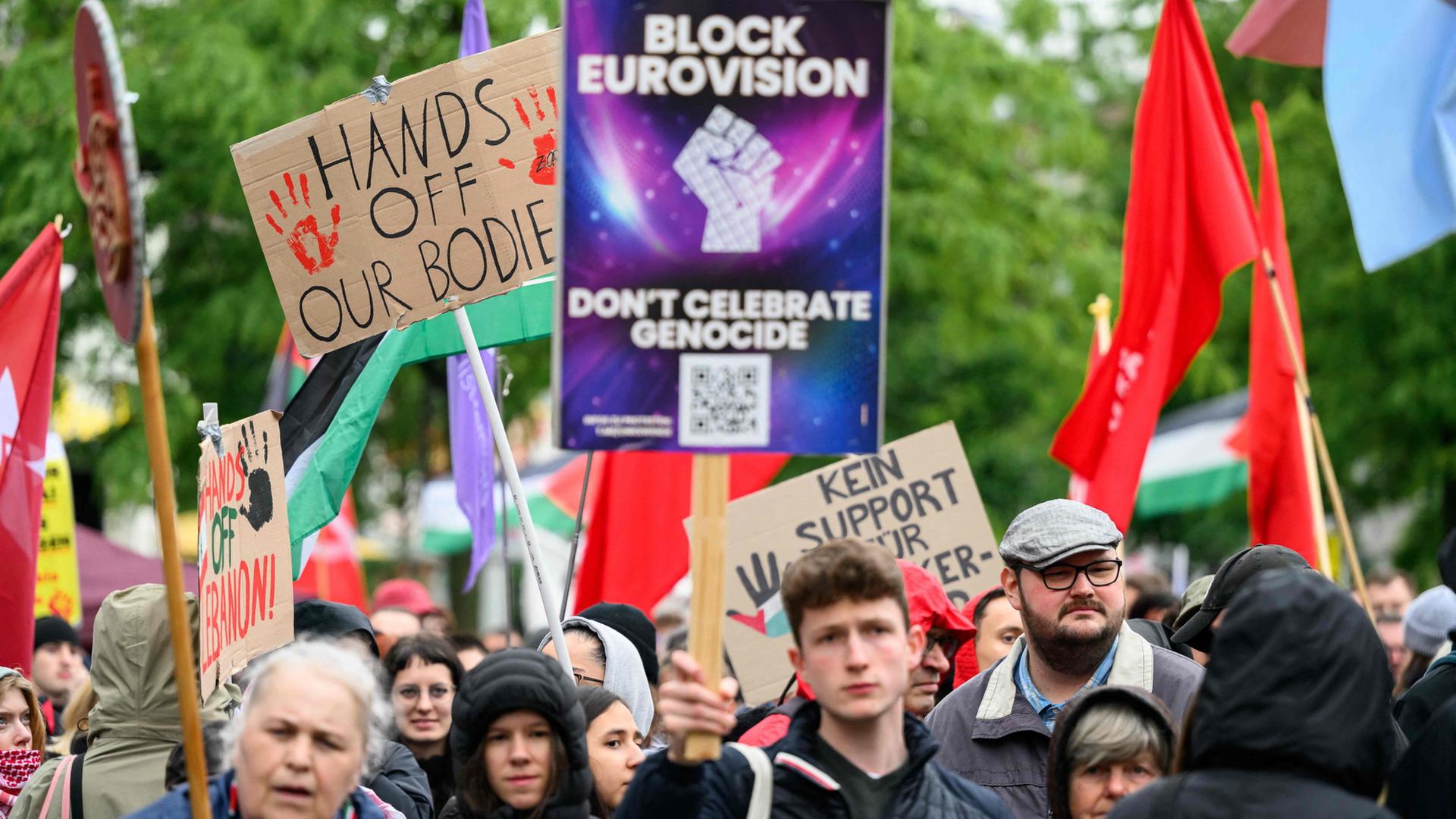 Demonstranten zeigen in Wien Protestplakate. | AFP
