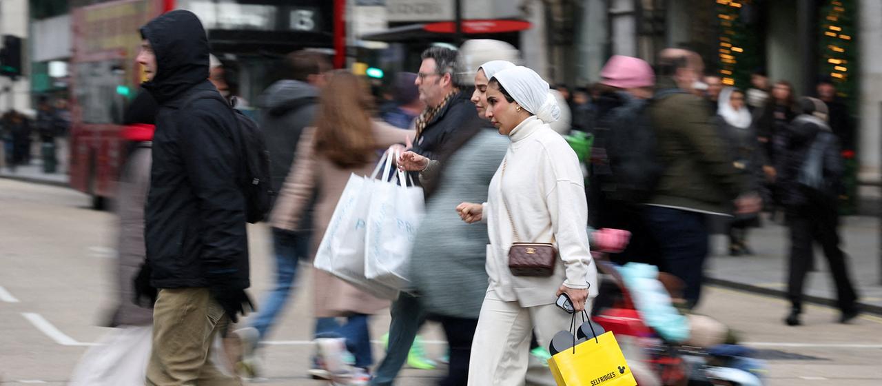 Zahlreiche Menschen sind in einer Straße in London zu sehen.