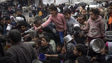 Kinder in Gaza, die für Essen anstehen