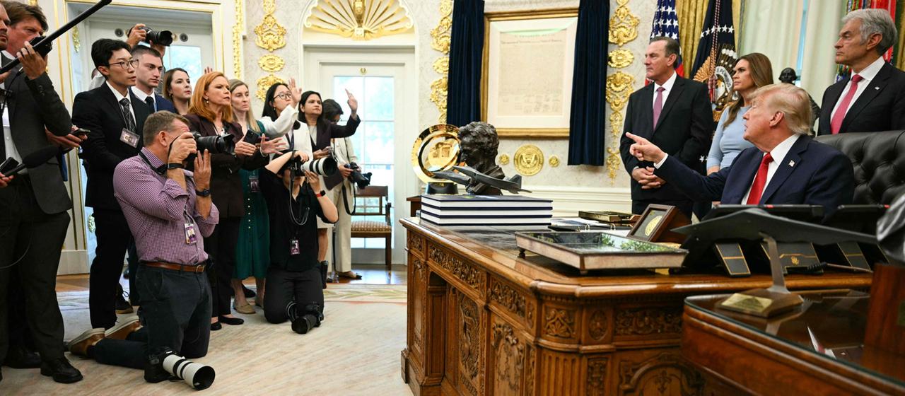 Reporter befragen Donald Trump im Oval Office