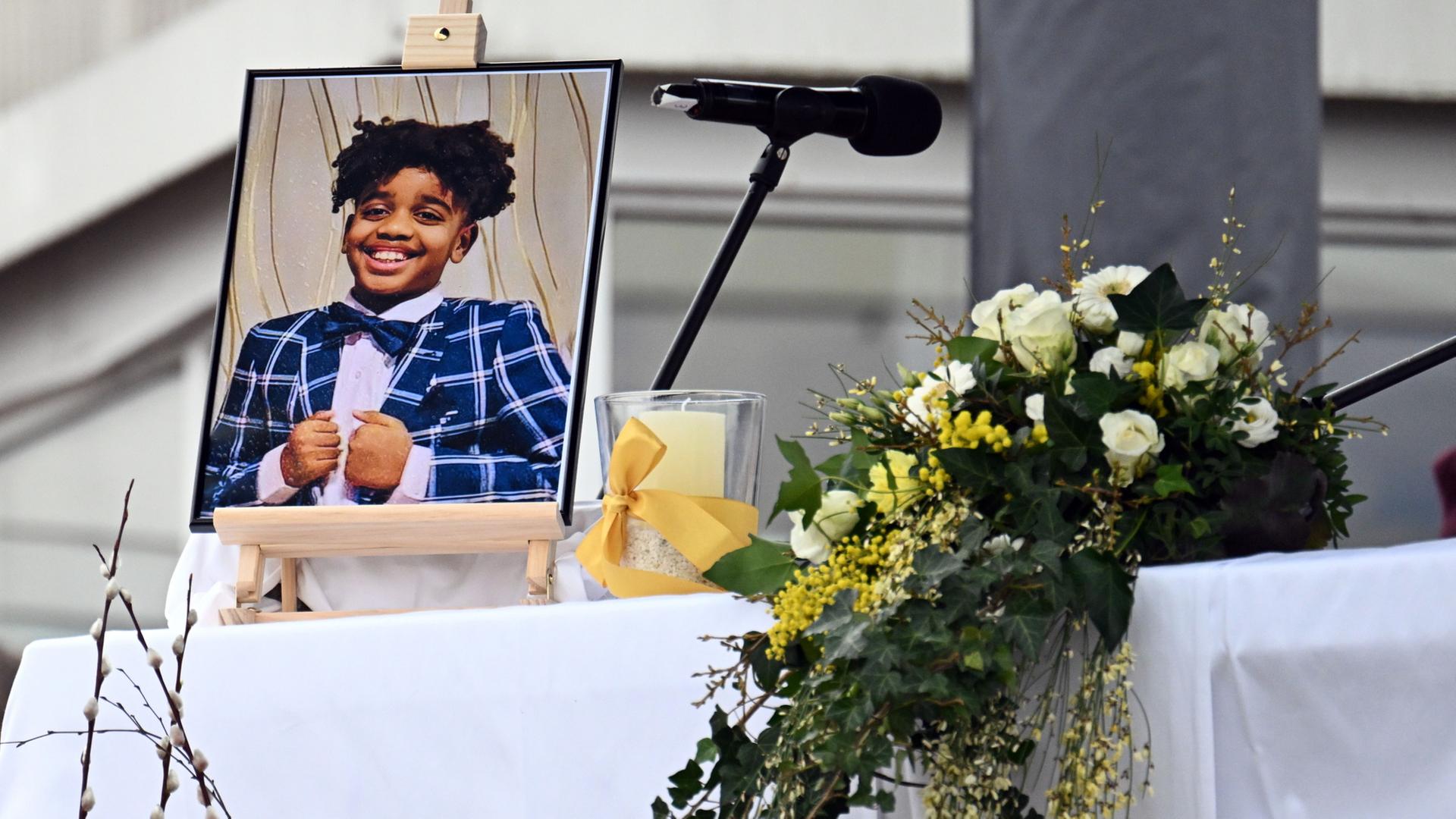 Ein Bild des getöteten 14-jährigen Yosef bei der Trauerfeier in Dormagen | Federico Gambarini/dpa