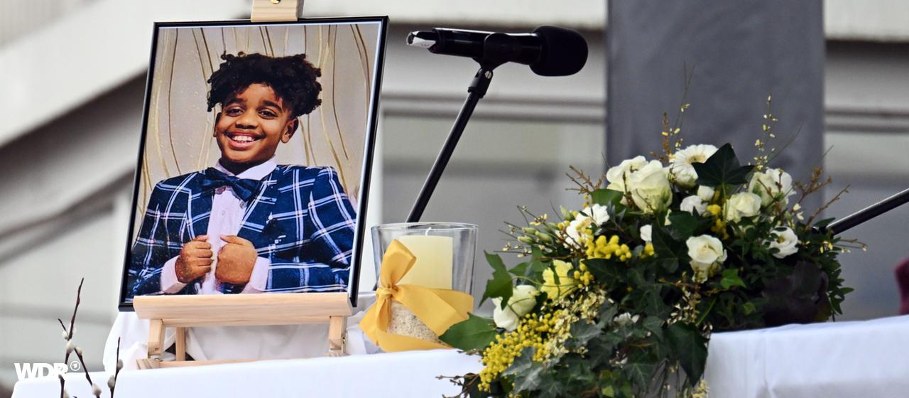 Ein Bild des getöteten 14-jährigen Yosef bei der Trauerfeier in Dormagen