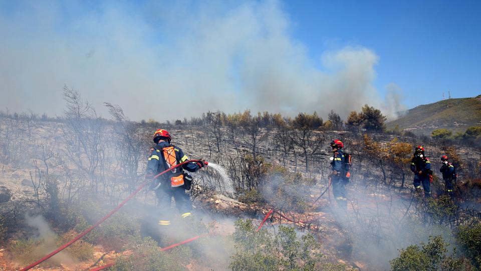 Feuerwehrkräfte löschen Waldbrände in Griechenland.