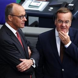 Friedrich Merz und Boris Pistorius stehen nebeneinander im Bundestag.